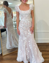 Theresa | Champagnerfarbenes langes Ballkleid mit Applikationen, quadratischem Ausschnitt und Puffärmeln