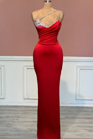 Vestido de fiesta de satén rojo con un solo hombro y detalle de cuentas sin mangas