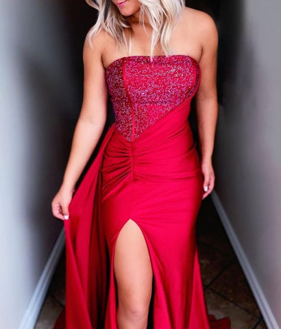 Ryann | Vestido de fiesta largo de satén rojo sin tirantes y con abertura