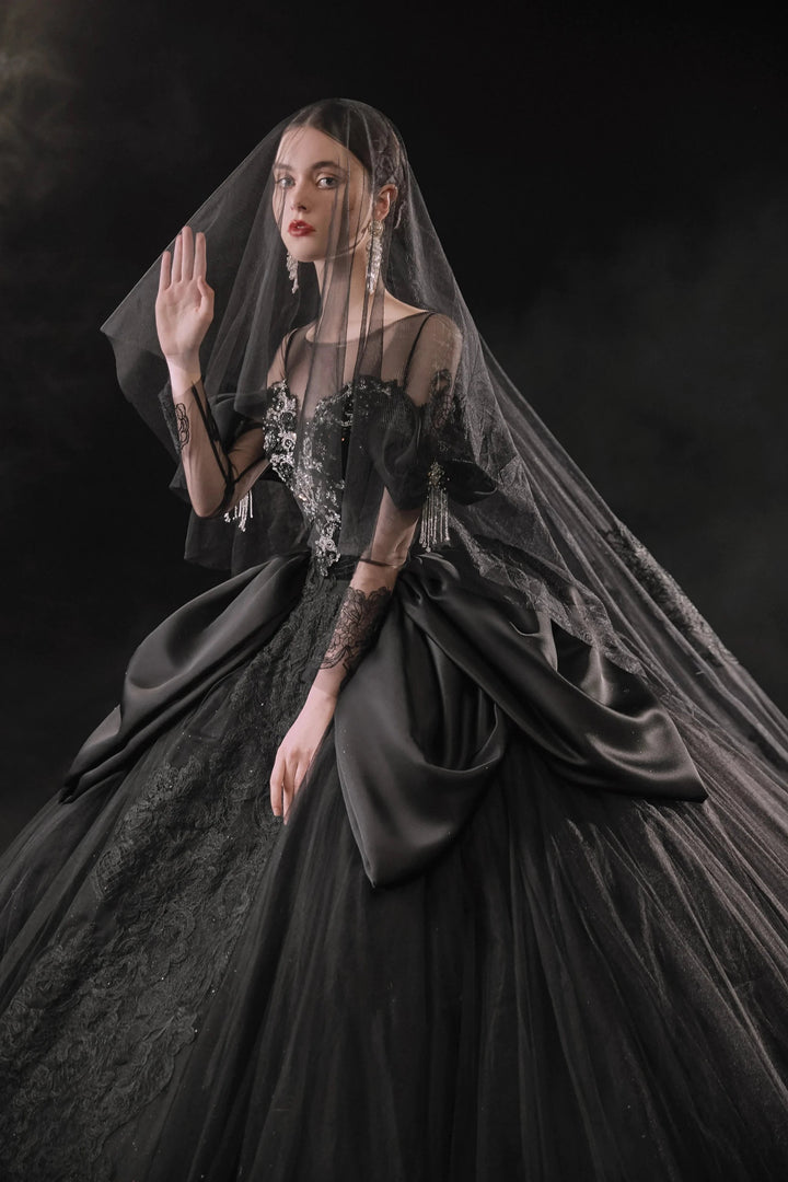Vestido de novia negro con escote ilusión, mangas abullonadas de satén y encaje con cuentas, con cola extragrande E-305