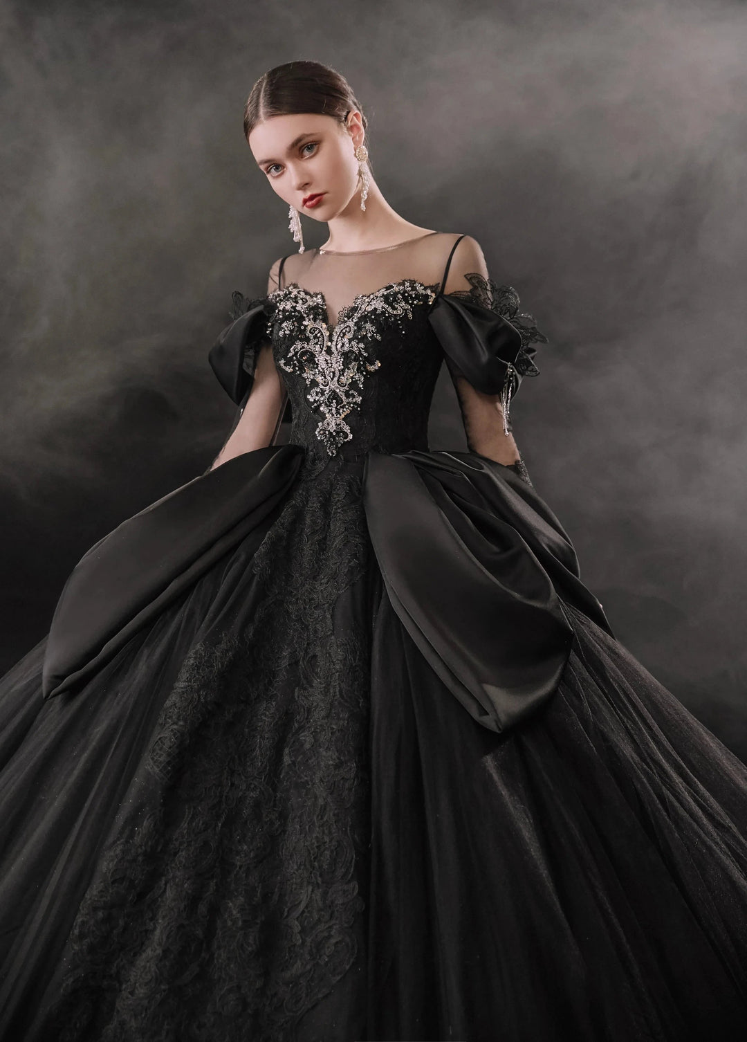 Vestido de novia negro con escote ilusión, mangas abullonadas de satén y encaje con cuentas, con cola extragrande E-305