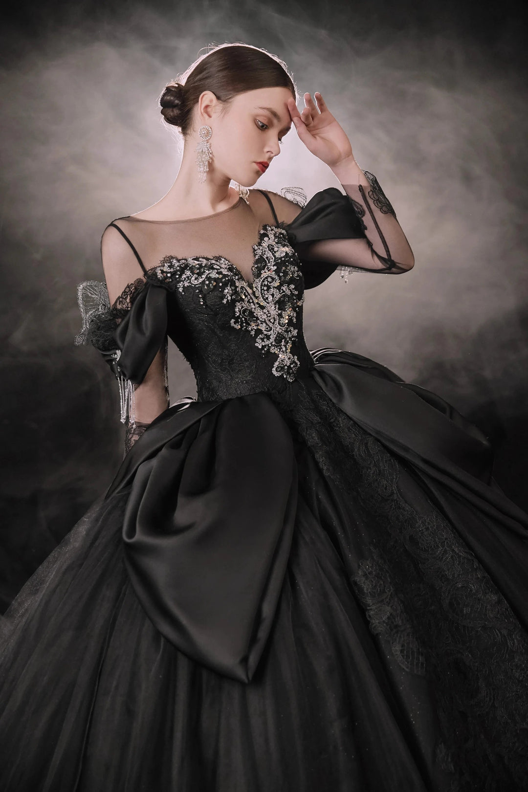 Vestido de novia negro con escote ilusión, mangas abullonadas de satén y encaje con cuentas, con cola extragrande E-305