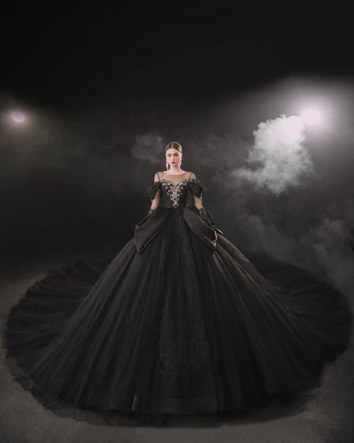 Dramatisches schwarzes Ballkleid mit Illusion-Ausschnitt, Satin-Puffärmeln, Perlenstickerei und übergroßer Schleppe E-305