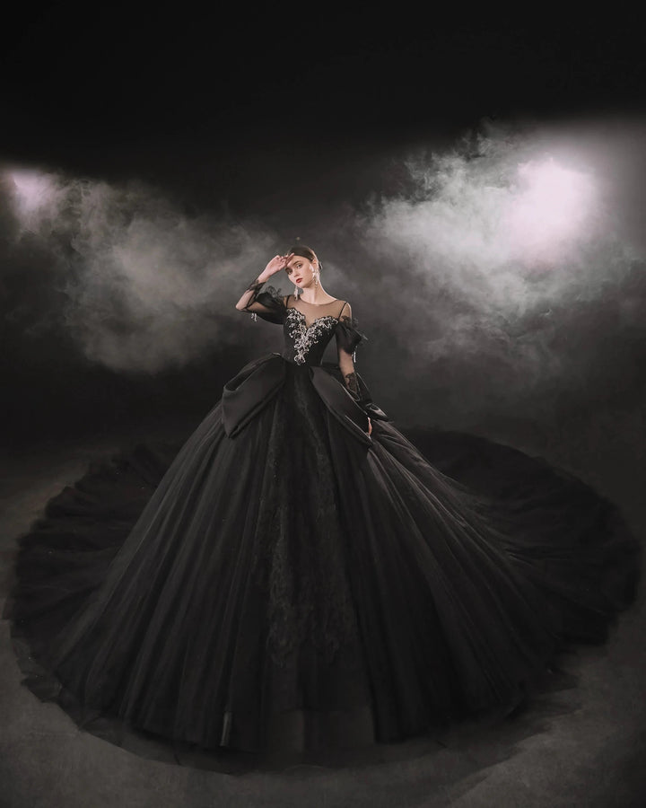 Vestido de novia negro con escote ilusión, mangas abullonadas de satén y encaje con cuentas, con cola extragrande E-305