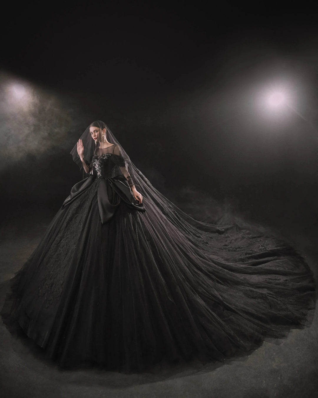 Vestido de novia negro con escote ilusión, mangas abullonadas de satén y encaje con cuentas, con cola extragrande E-305