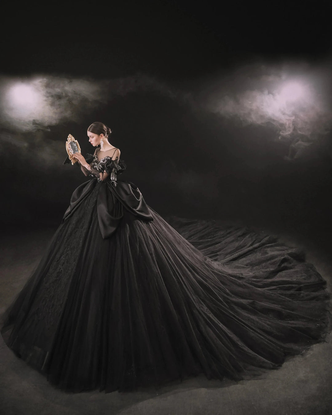 Vestido de novia negro con escote ilusión, mangas abullonadas de satén y encaje con cuentas, con cola extragrande E-305