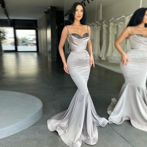 Vestido de fiesta de sirena con tirantes finos en gris plateado y lentejuelas