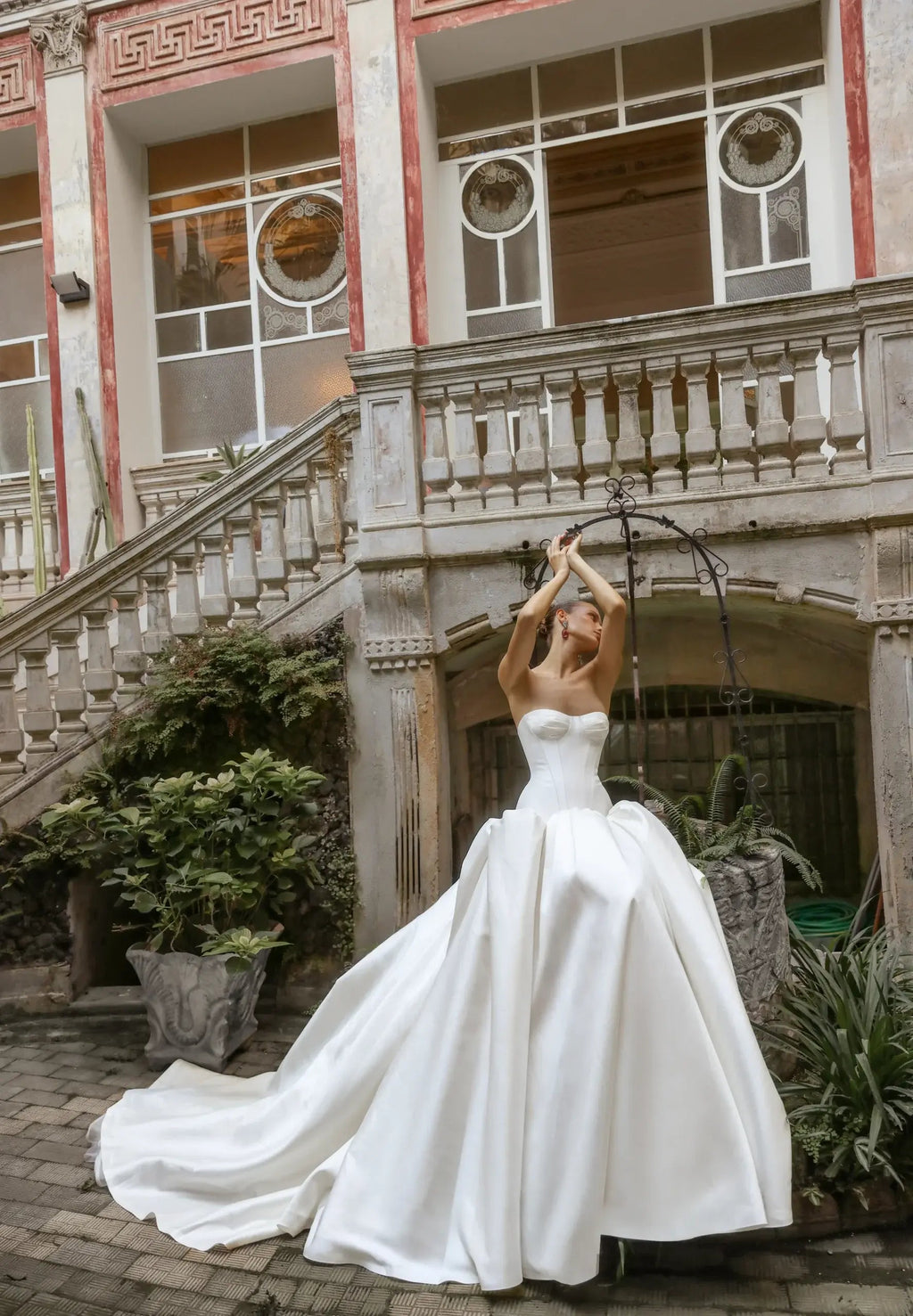 Classic White Satin Strapless Ball Gown Wedding Dress with Veil SW191