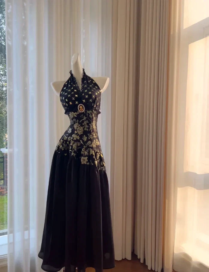 Vestido de noite longo elegante preto com alças ao pescoço, cetim, estampado floral com lantejoulas, corte evasê, vestido de baile Y8568