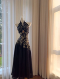 Vestido de noite longo elegante preto com alças ao pescoço, cetim, estampado floral com lantejoulas, corte evasê, vestido de baile Y8568
