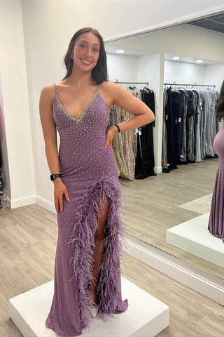 Vestido de fiesta con plumas color ciruela real, tirantes finos y detalle de cuentas