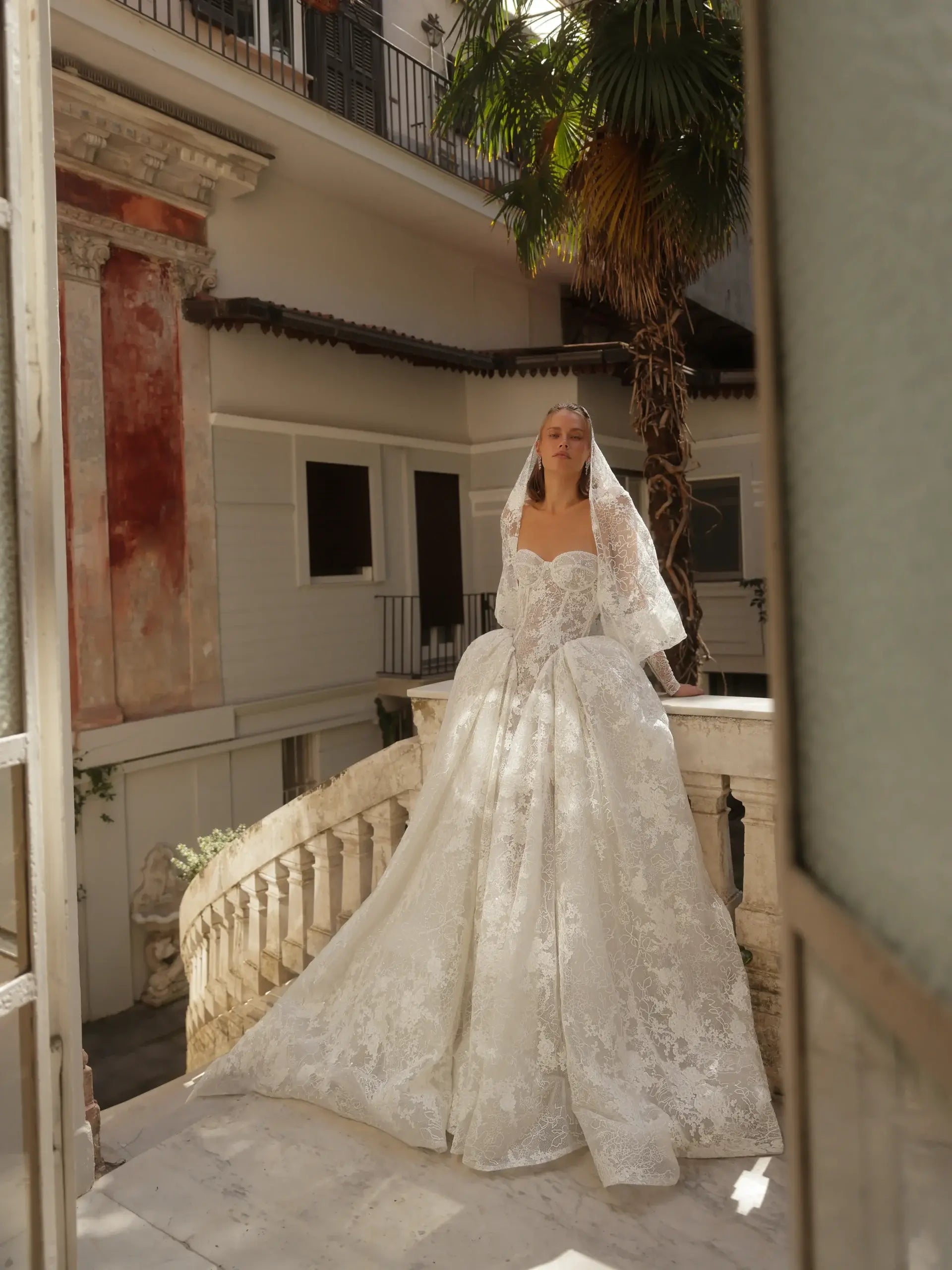 Glamorous Ivory Lace Sweetheart Nec Ball Gown Wedding Dress with Veil SW184