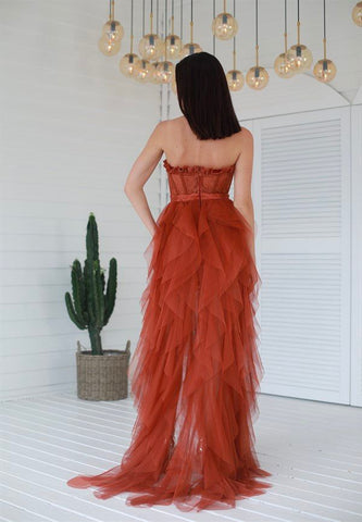 Saanvi | Elegante vestido de fiesta de tul con volantes escalonados en tono óxido