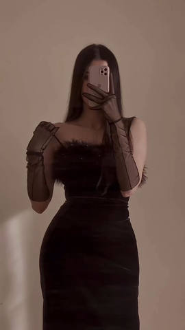 Vestido de fiesta largo de noche con tirantes finos de terciopelo negro y plumas Y7647