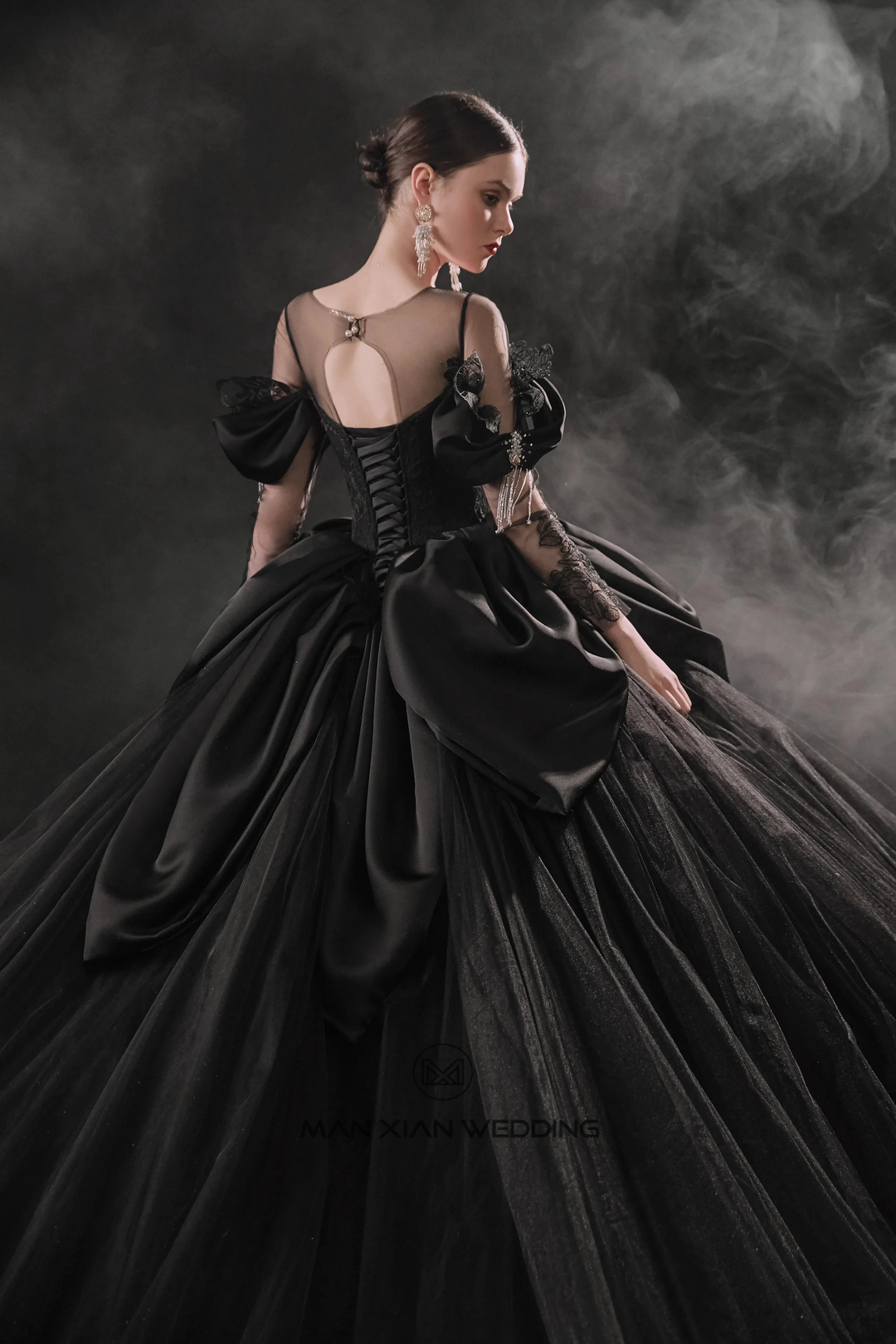 Vestido de novia negro con escote ilusión, mangas abullonadas de satén y encaje con cuentas, con cola extragrande E-305