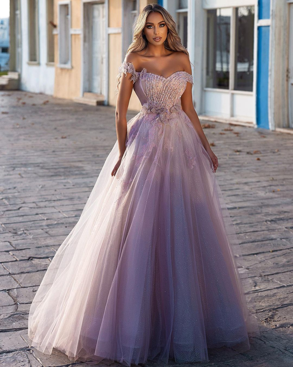 Vestido de baile deslumbrante em linha A, ombros descobertos, de tule com contas