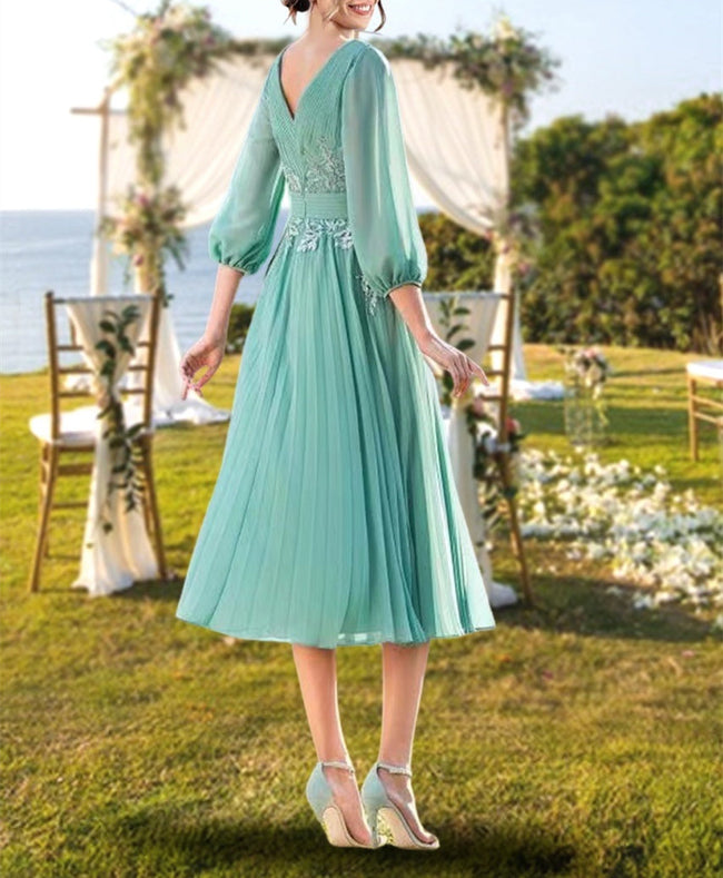 A-Line/Princess V-Neck Knee-Length Mother Of The Bride Dresses With Lace Ruffle Embroidery Main Image