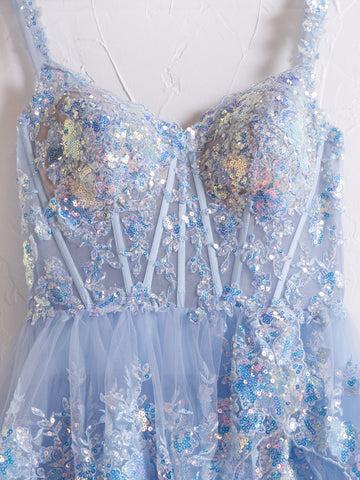 Vestido de fiesta estilo princesa con hombros descubiertos, corsé y volantes de encaje