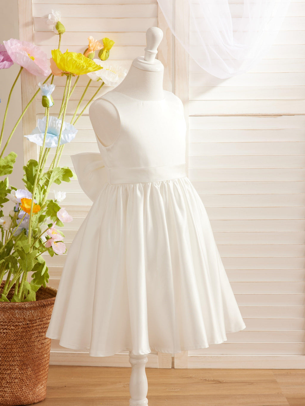 Elegant A-line Satin V-Back Bow Knee-length Flower Girl Dress - photo 3