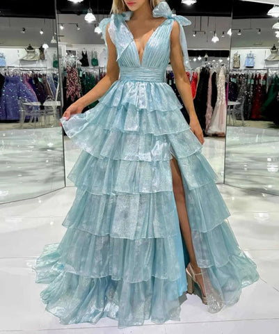 August | Rosa Ballkleid mit Glitzer-Trägern, tiefem Ausschnitt und Stufen