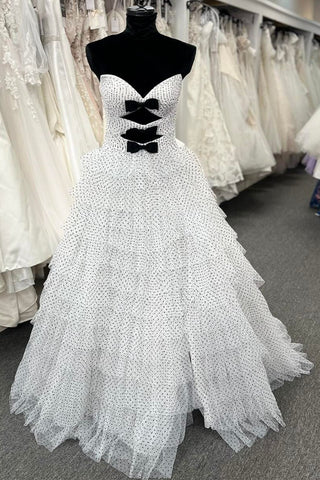 Trägerloses Ballkleid mit Rüschen und Punkten und Schlüssellöchern