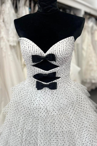 Trägerloses Ballkleid mit Rüschen und Punkten und Schlüssellöchern