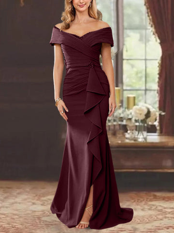 Vestidos para madre de la novia con corte tubo, hombros descubiertos, sin mangas, largo hasta el suelo y volantes 
