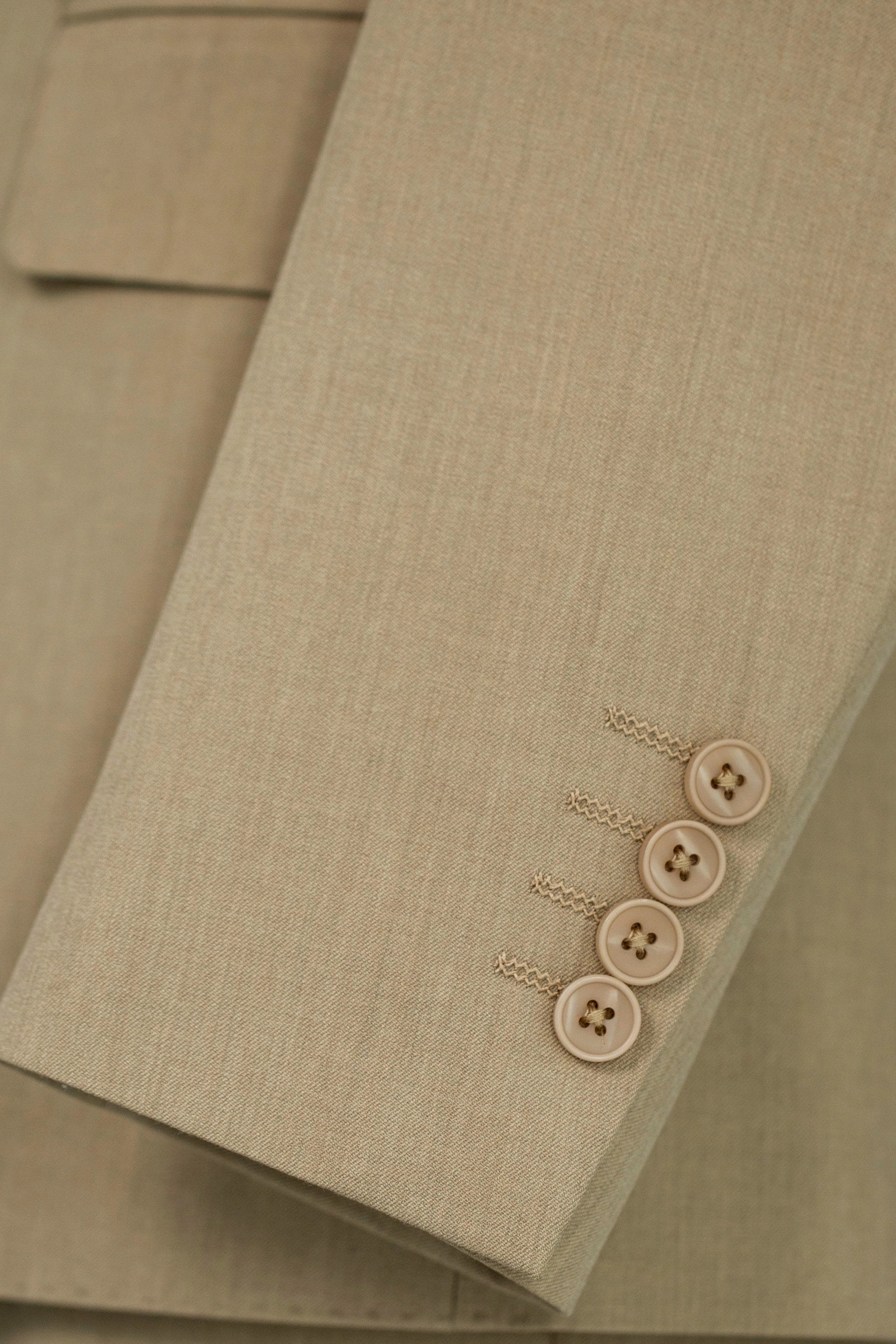 Beige Linen Blend 3-Piece Wedding Suit | Tailored Groom & Groomsmen Attire by 男装