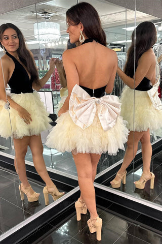 Schwarzes Neckholder-Cocktailkleid mit Schleife hinten und Rüschen