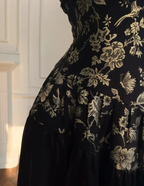 Vestido de noite longo elegante preto com alças ao pescoço, cetim, estampado floral com lantejoulas, corte evasê, vestido de baile Y8568