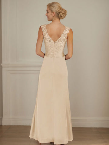 Vestido de malla plisada con escote corazón y corte en A color champán