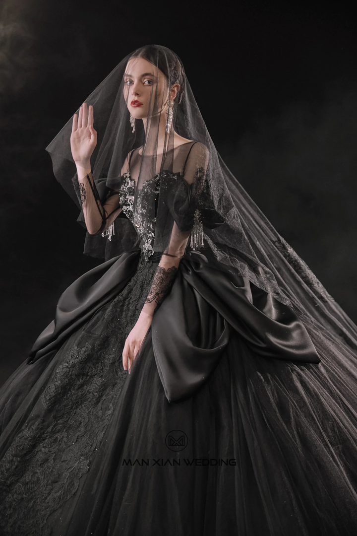 Vestido de novia negro con escote ilusión, mangas abullonadas de satén y encaje con cuentas, con cola extragrande E-305