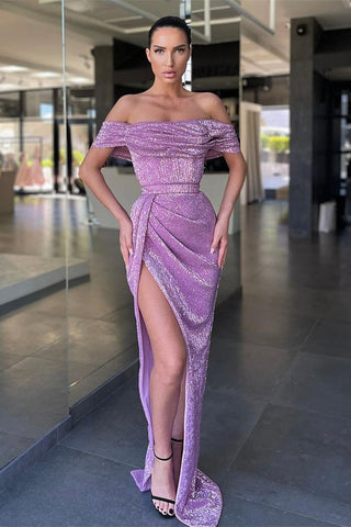 Lilafarbenes, schulterfreies Ballkleid mit Schlitz vorn und Pailletten