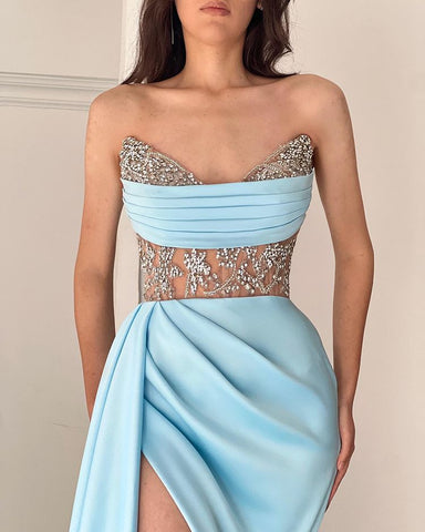 Vestido de fiesta largo azul cielo sin tirantes, estilo sirena, con abertura y detalles de cuentas