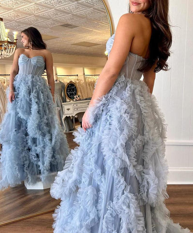 Blaues trägerloses A-Linien-Ballkleid mit Rüschen und Schlitz