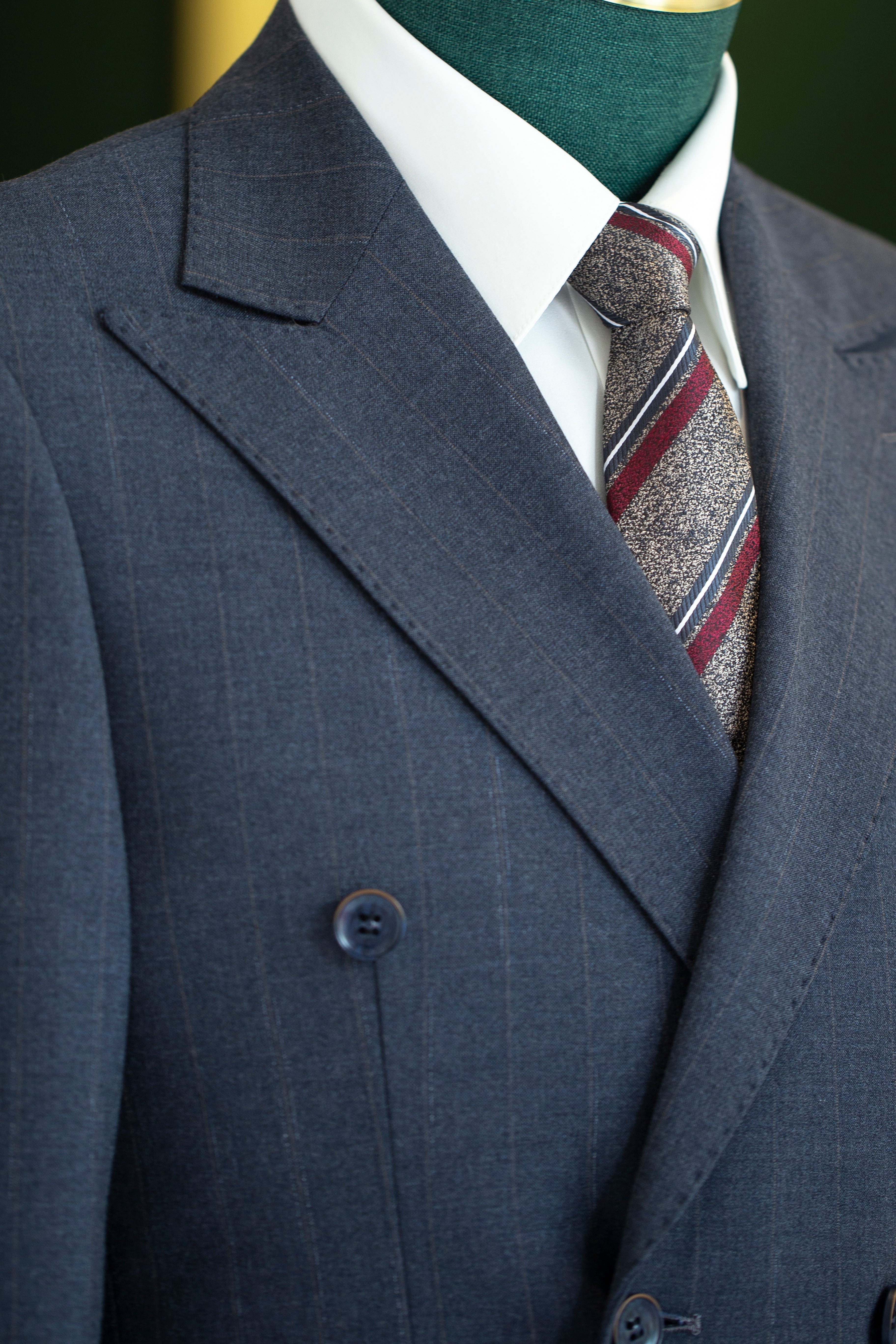 Charcoal Gold Pinstripe Wool Double-Breasted 3-Piece Wedding Suit | Tailored Groom & Groomsmen Attire by 男装