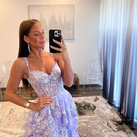 Vestido de fiesta de princesa lavanda con hombros descubiertos, corsé y volantes de encaje