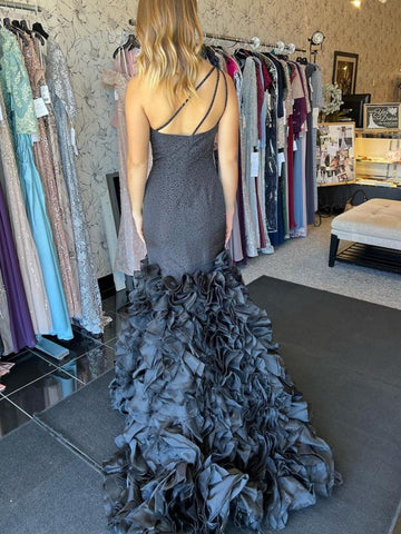 Vestido de fiesta largo de sirena negro con un solo hombro y lentejuelas escalonadas