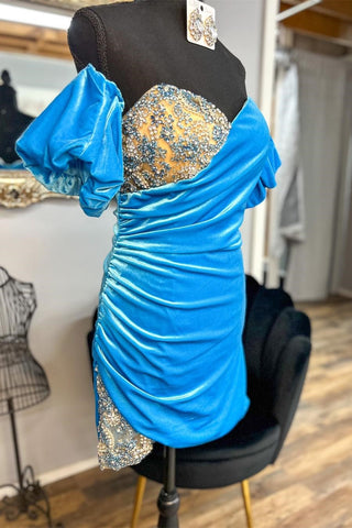 Vestido de cóctel corto de terciopelo negro con escote en forma de corazón y cuentas