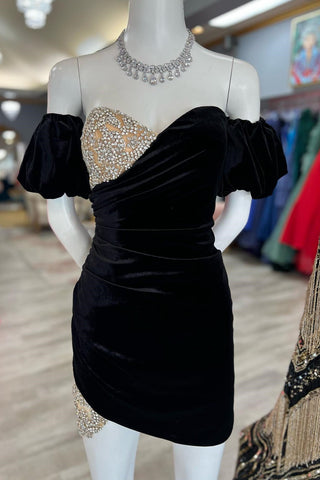 Vestido de cóctel corto de terciopelo negro con escote en forma de corazón y cuentas