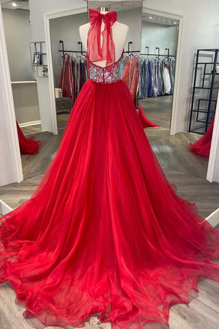 Rotes, perlenbesetztes, rückenfreies A-Linien-Ballkleid mit Neckholder
