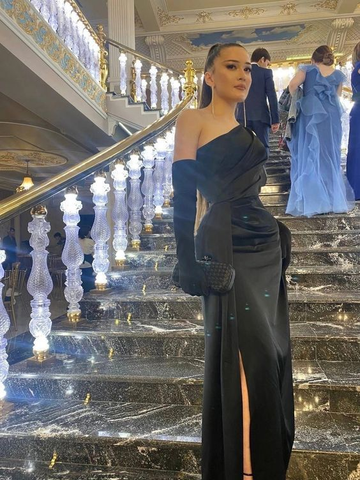 Vestido de noche negro sexy con abertura en el hombro y guantes Y7686