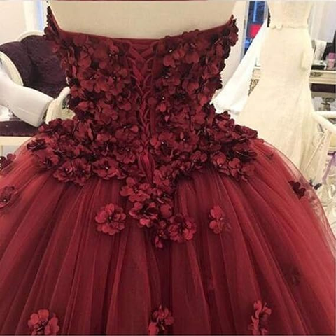 Encantador vestido de fiesta de tul burdeos sin tirantes con flores de mano Y1218