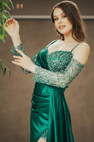Vestido de fiesta con tirantes finos, lentejuelas, abertura y pliegues, color esmeralda