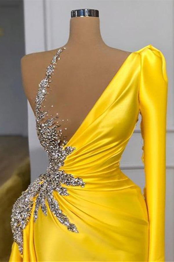 Vestido de fiesta largo de satén con un solo hombro, corte sirena amarillo y mangas