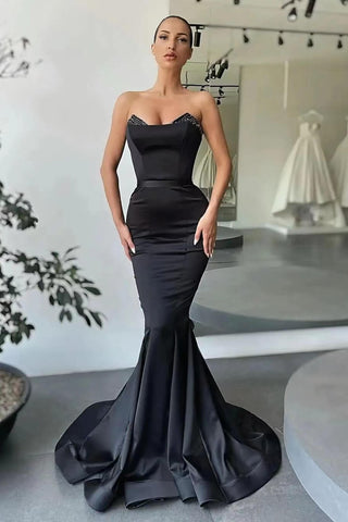 Elegante vestido de fiesta negro largo sin tirantes estilo sirena sin mangas