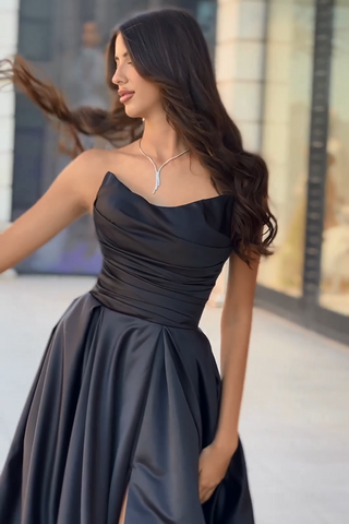 Elegantes schwarzes langes ärmelloses trägerloses A-Linien-Ballkleid mit Schlitz