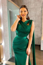 Vestido de fiesta largo de sirena de satén con abertura y volantes en verde oscuro