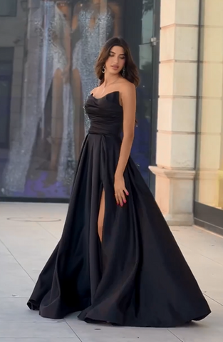 Elegantes schwarzes langes ärmelloses trägerloses A-Linien-Ballkleid mit Schlitz