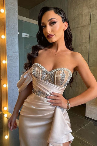 Trägerloses, perlenbesetztes, langes Meerjungfrau-Ballkleid mit Schlitz
